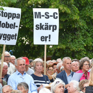 Partiledare deltog i protestmöte mot Nobelbygget