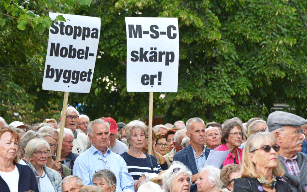 Partiledare deltog i protestmöte mot Nobelbygget
