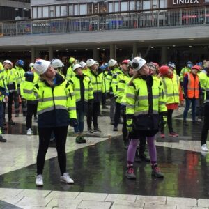 Byggjympa värmde på kyligt Sergels torg