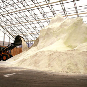 Här fylls saltlagret på inför vintern