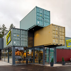 Återvunna containrar blev vägkrog