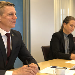 Bostadsministern i byggsamtal med branschen