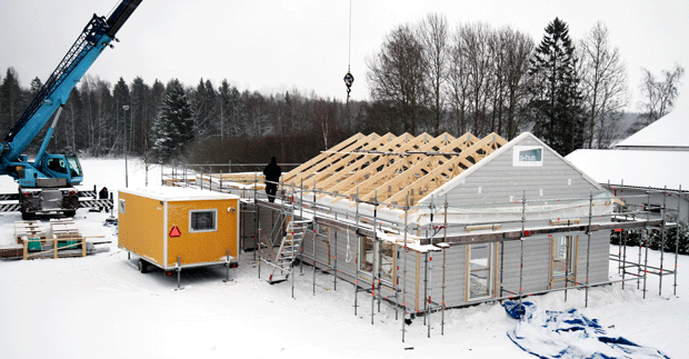 De byggde huset från soffan