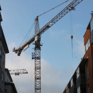 Infrastruktur och bostäder ljusglimtar på osäker byggmarknad
