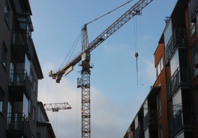 Infrastruktur och bostäder ljusglimtar på osäker byggmarknad