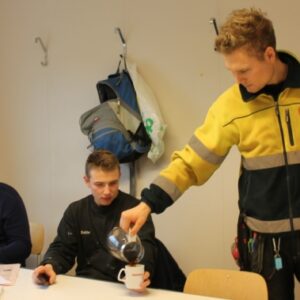 Först spika – sedan fika