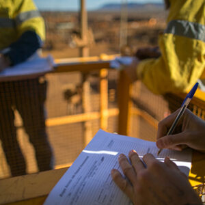 Tolv personer utvisades efter myndighetsinsats