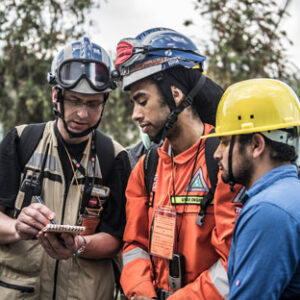 Inspekterar hus i Nepal