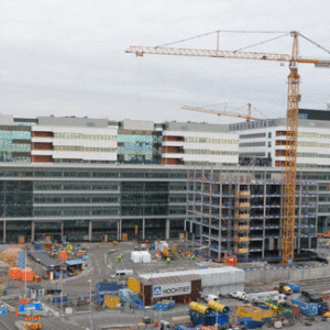 Misstänkt ekobrott på Nya Karolinska – åtta häktade