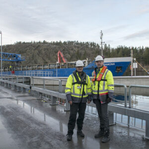 Fraktar berg över vatten