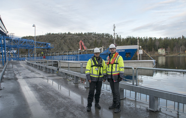 Fraktar berg över vatten