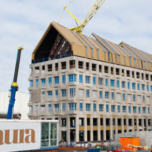 Auras gyllene tak har lyfts på plats