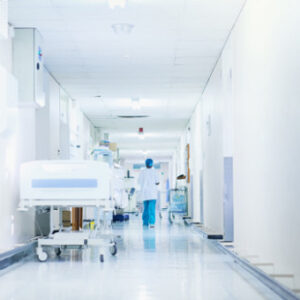 Förlikas efter fuktproblem – men Peab förnekar ansvar