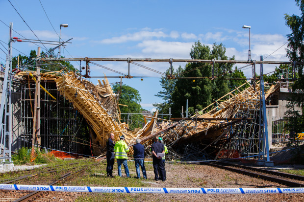 Komplicerad utredning av broraset