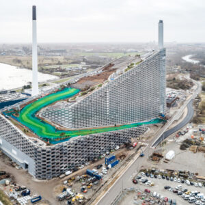 Snöfri skidbacke mitt i stan