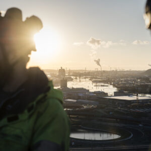 Serneke kan tvingas varsla 100 tjänster