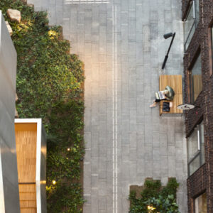 Kontorshuset som byggts med återbrukat material