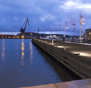 Packhuskajens brygga rustas från pråm