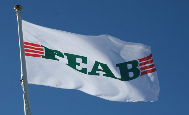 peab-flagga mot blå himmel