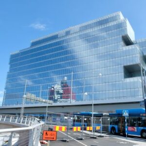 Välpolerad glaskub mitt i smeten