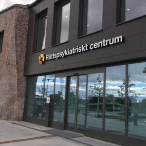 Nu invigs Sveriges största plusenergihus