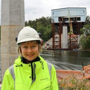 Stålbro svetsas ihop på plats