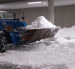 Nu fylls arenan med snö