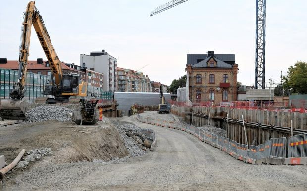 Genom gnejs och charnockit i Varberg