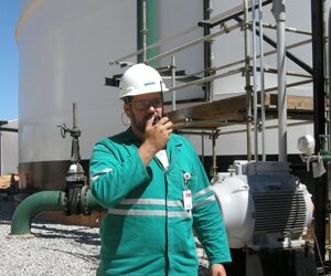 Han säkrar anläggningen