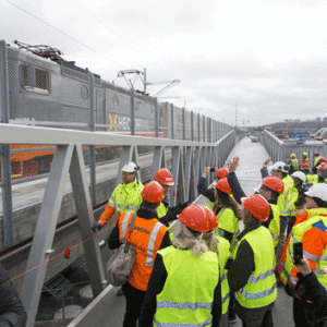 Första tåget över nya bron
