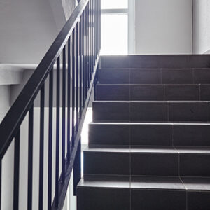 Får böta halv miljon efter trappolycka