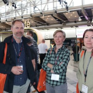 Bilder på besökare i mässvimlet