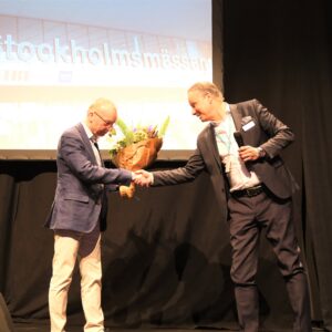 En rörd mässgeneral tackades av