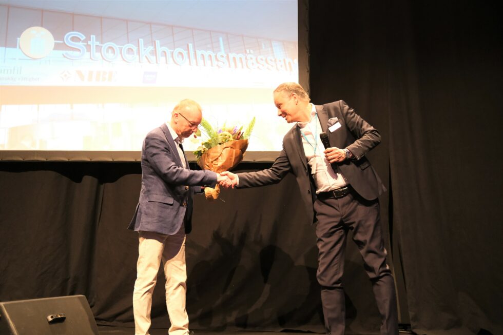 Peter Söderberg fick ta emot en blombukett av Stockholmsmässans vd Christian Clemens. Foto: Henrik Ekberg