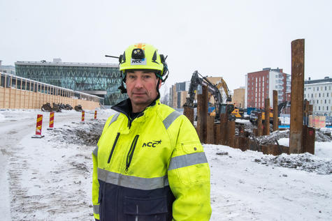 Vid järnvägsstationen Umeå östra byggs ett nytt centrum med kontorshus och många nya bostäder. Lars-Åke Sandgren är markarbetare på NCC. Foto: Ulrika Vallgårda