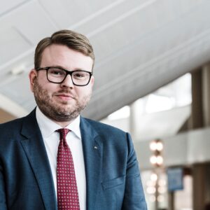 Halvera handläggningstiderna hos Lantmäteriet