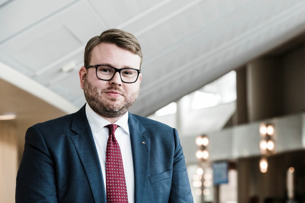 Moderaterna föreslår fyra åtgärder med syfte att åtminstone halvera handläggningstiderna hos Lantmäteriet.