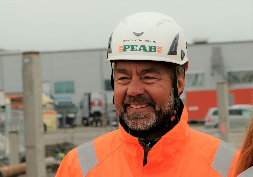 Peab ökar omsättningen med tolv procent det första kvartalet. En stabil och bra start på året, enligt vd:n Jesper Göransson, som för Byggvärlden berättar om hur bolaget hanterar cementkrisen och hur materialpris och tillgång till material påverkar byggprojekten.