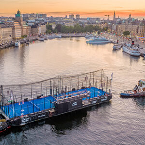 Byggpråm blir flytande padelbana