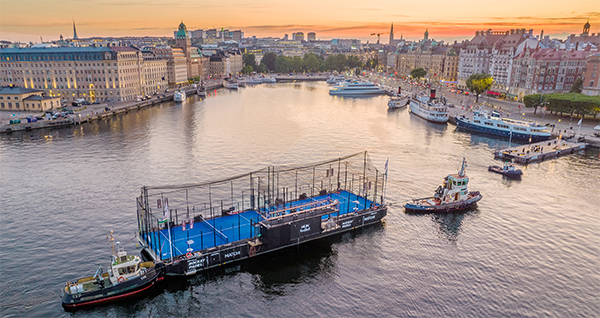 Byggpråm blir flytande padelbana