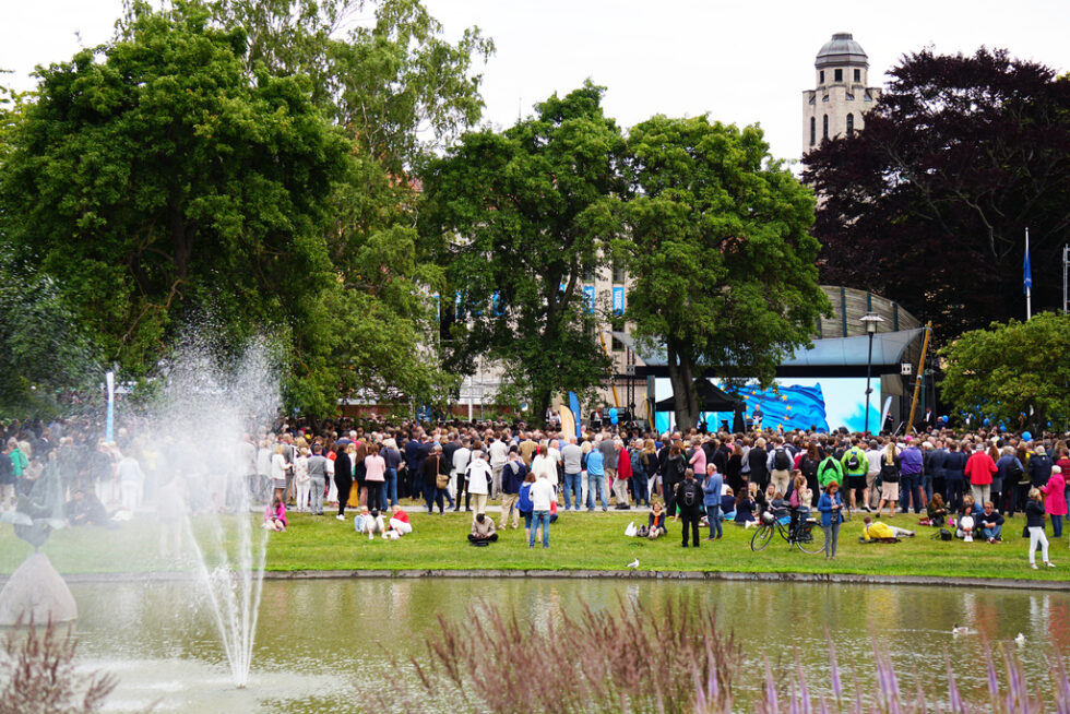 Publik i Almedalen vid ett av Almedalstalen 2018. Foto: Region Gotland/Peter Häggbom Norrby.