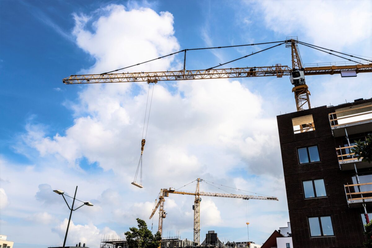 Byggstarterna ökar enligt Byggfaktas Byggstartsindikator. Fotot visar hus och byggkranar