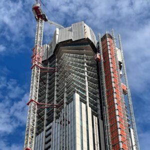 Byggmaterial föll från Karlatornet – igen