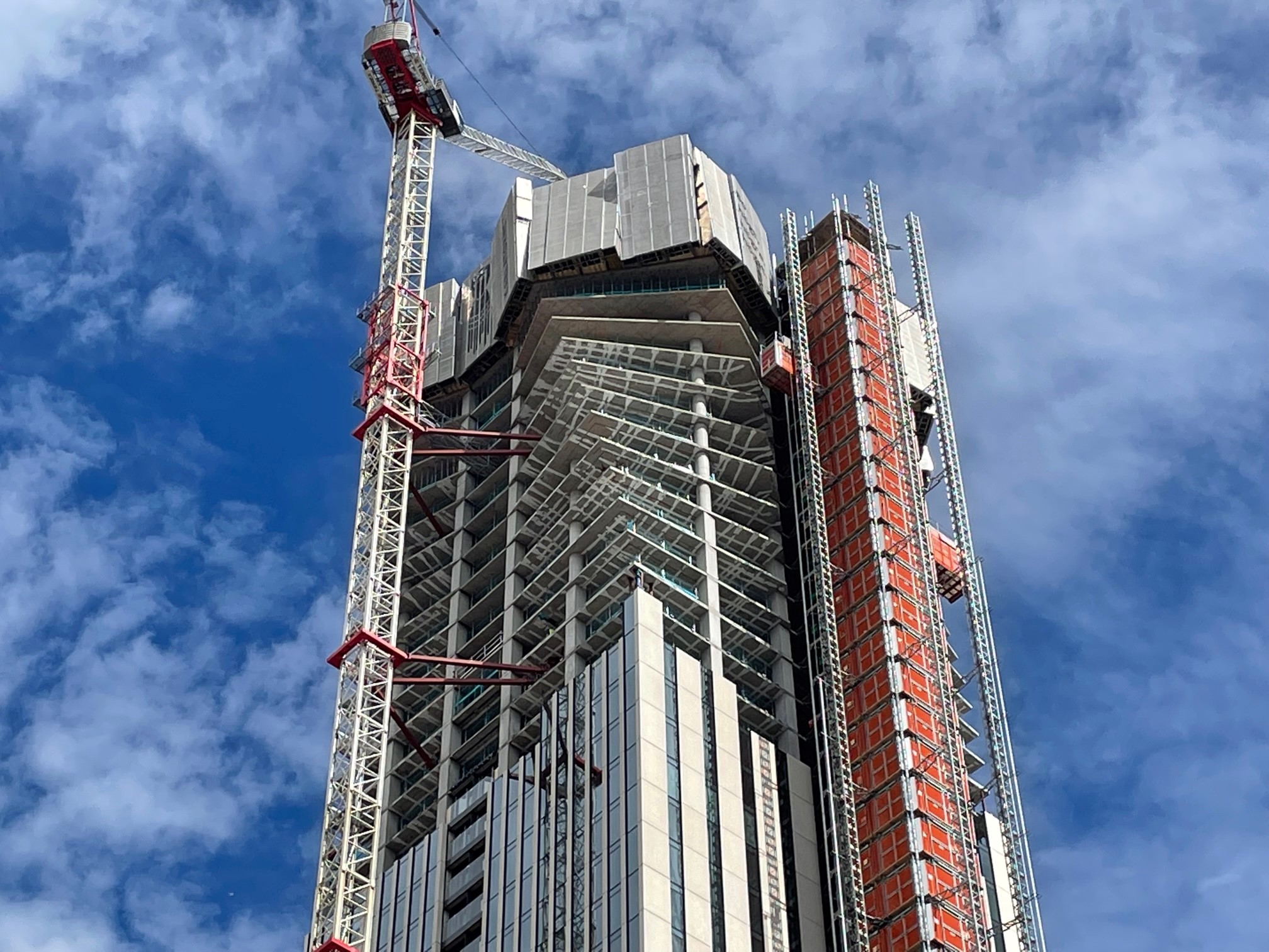 Byggmaterial föll från Karlatornet – igen