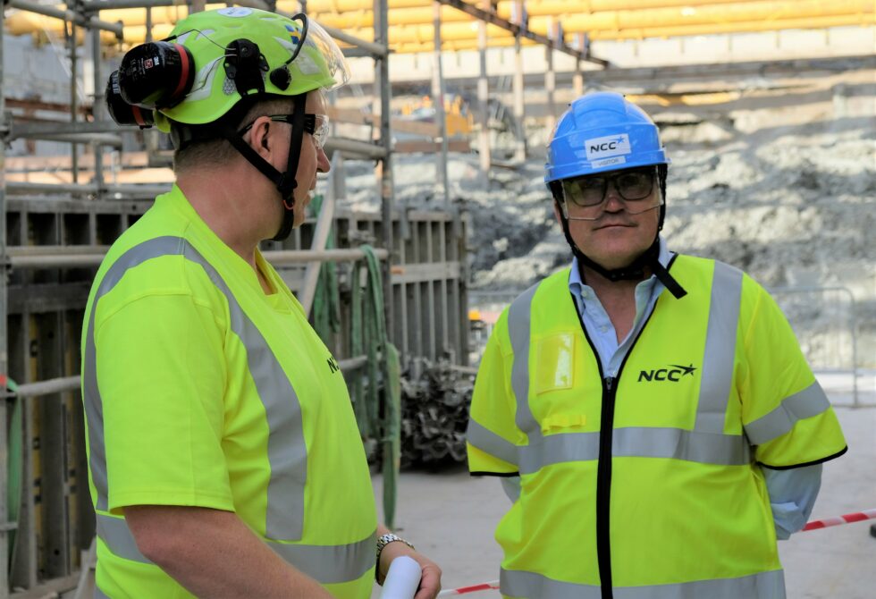 Tomas Carlsson, vd och koncernchef för NCC och till vänster produktionschef Johan Nyström. Foto: Henrik Ekberg