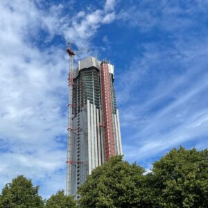 Träbalk föll 180 meter från Karlatornet