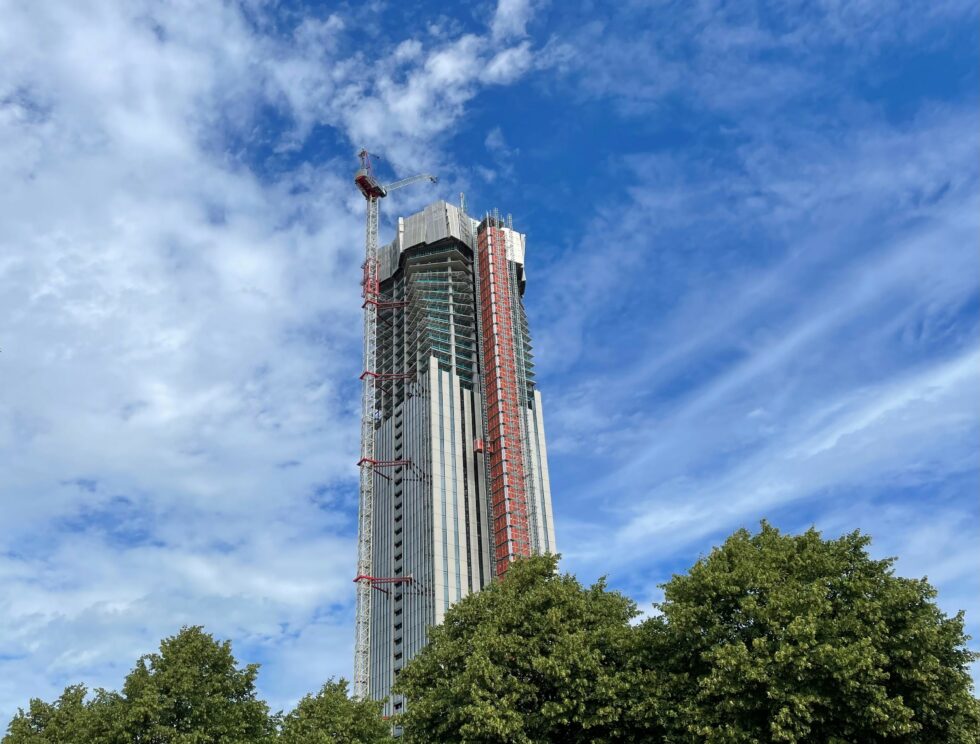 Träbalk föll 180 meter från Karlatornet