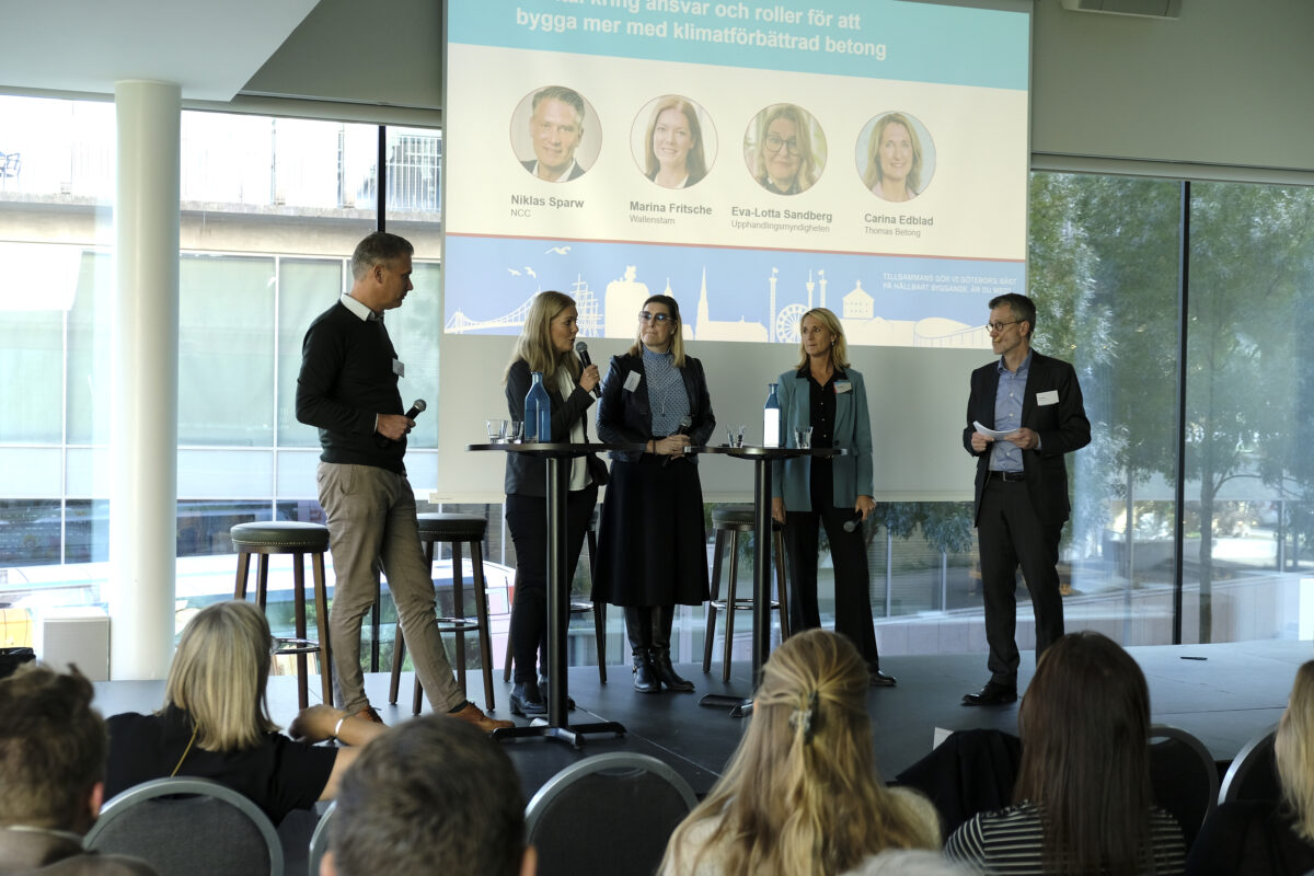Thomas Concrete Group arrangerade i tisdags ett samtal om klimatförbättrad betong. Niklas Sparw, NCC, Marina Fritsche, Wallenstam, Eva-Lotta Sandberg, Upphandlingsmyndigheten, Carina Edblad, Thomas Betong. Foto: Henrik Ekberg