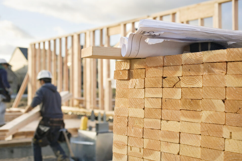 Kostnaderna för byggmaterialet ökar generellt på årsbasis, enligt SCB, men kostnaderna för trävaror minskar. Foto: Gettyimages