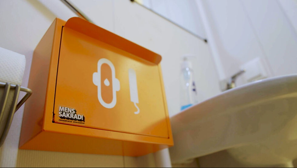 Byggföretaget Peab har satt upp mensboxar på sina toaletter både på kontoret och i byggbodarna.